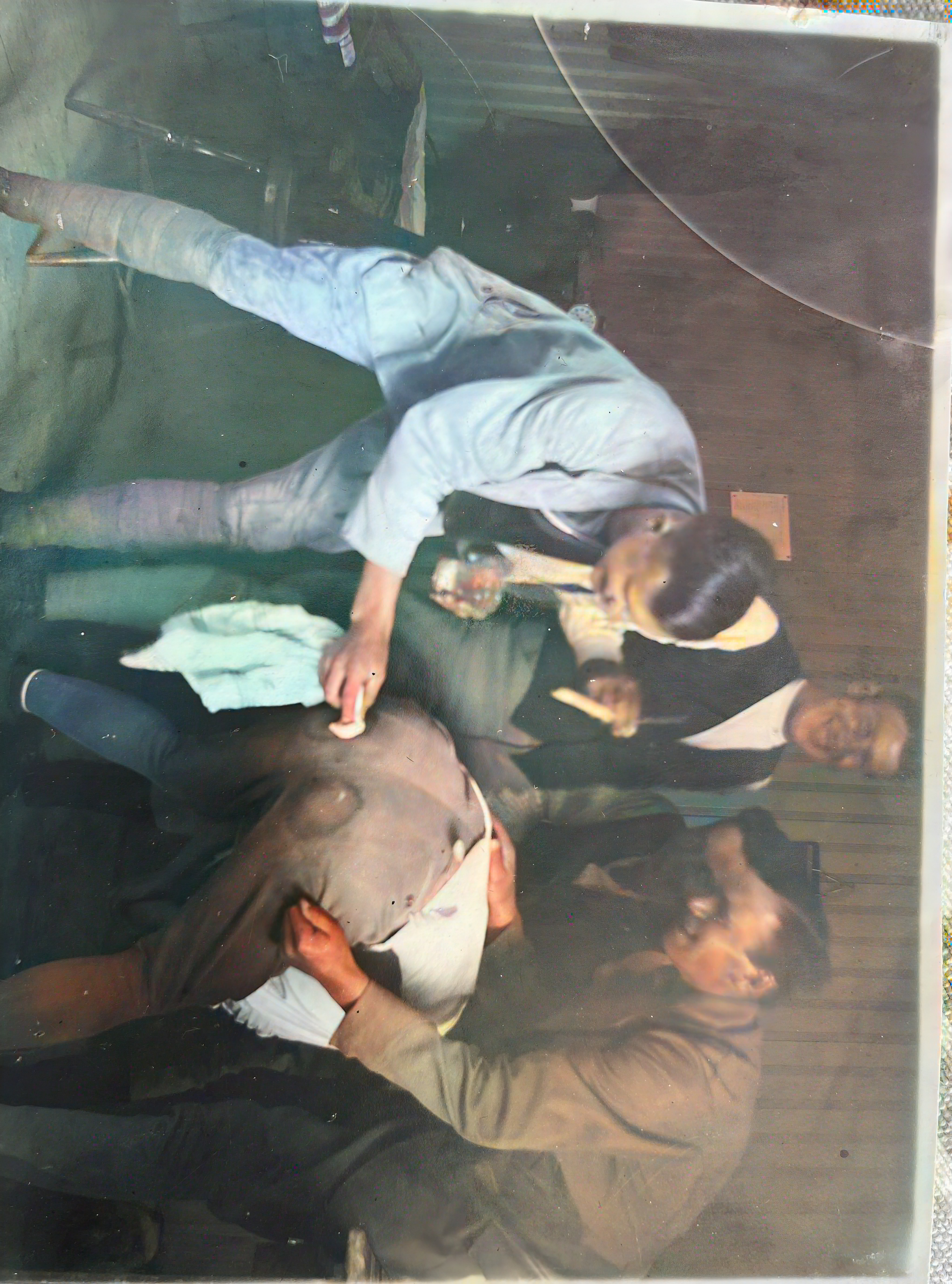 Tre unga män i ett rum, skämtsam bild