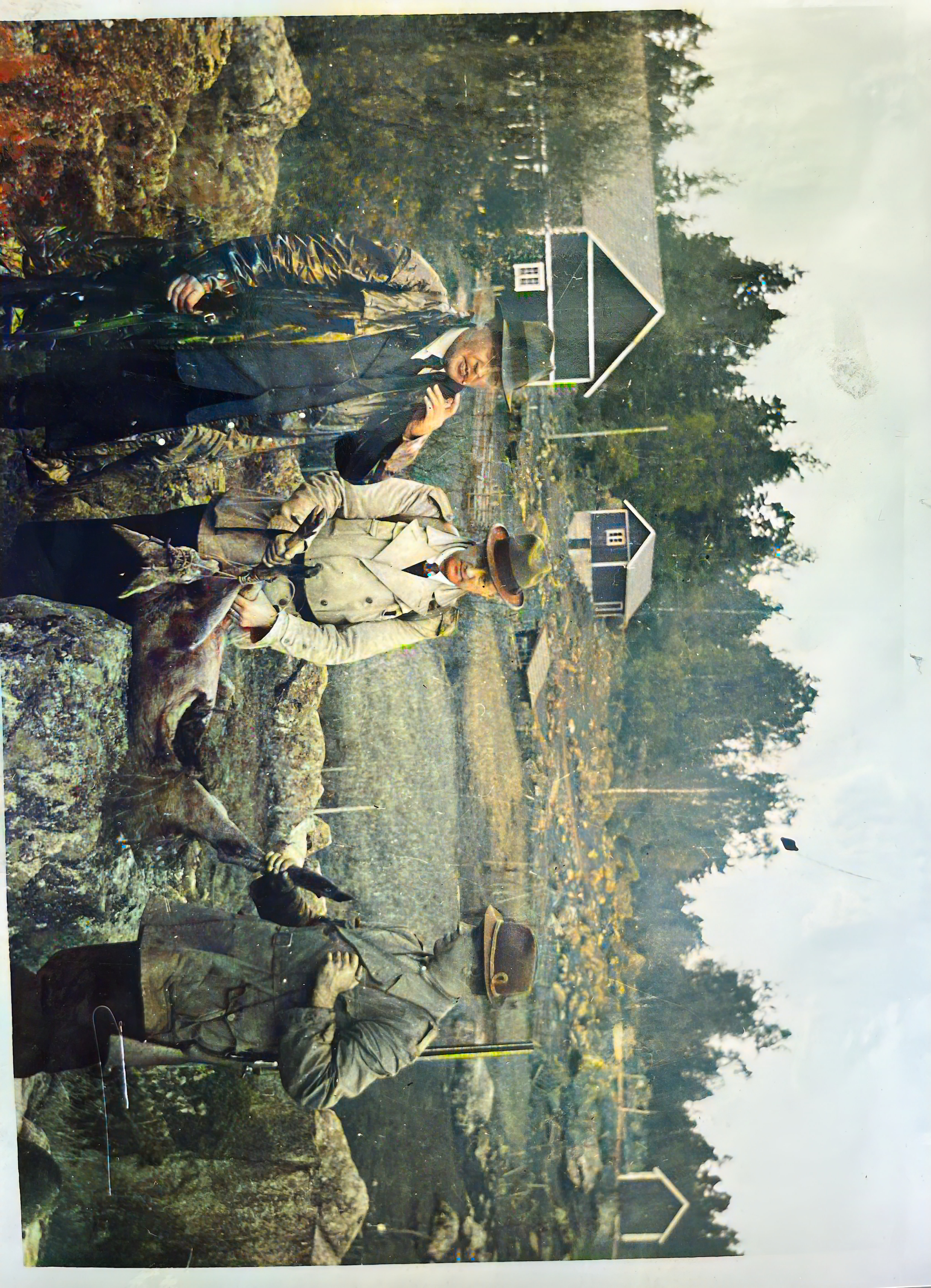 Tre jägare med vilt